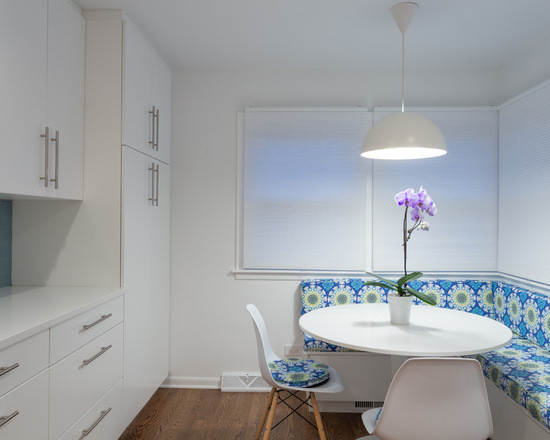 Bild på ett mellanstort funkis kök, med en undermonterad diskho, släta luckor, vita skåp, bänkskiva i akrylsten, blått stänkskydd, stänkskydd i tunnelbanekakel, rostfria vitvaror och mellanmörkt trägolv