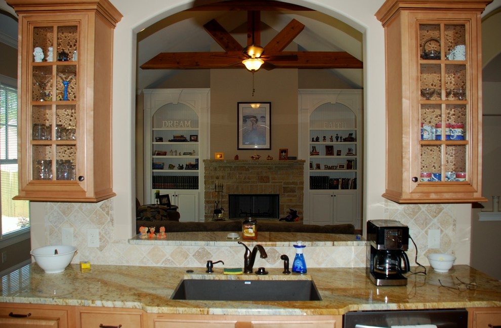 Foto de cocina clásica con fregadero bajoencimera, puertas de armario de madera clara, encimera de granito, salpicadero beige, salpicadero de azulejos de porcelana y encimeras multicolor