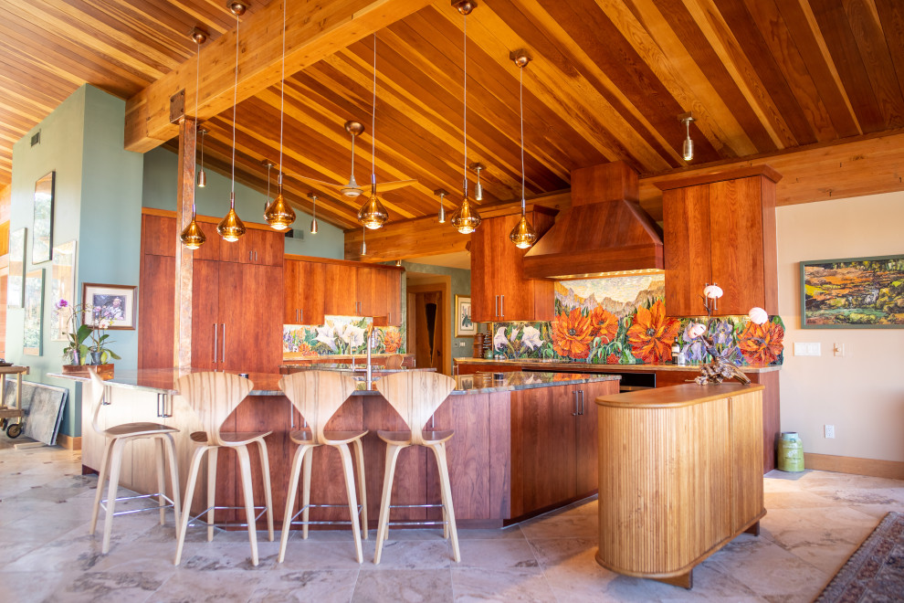 Esempio di un cucina con isola centrale bohémian con ante lisce, ante rosse, top in granito, paraspruzzi con piastrelle di vetro e elettrodomestici da incasso