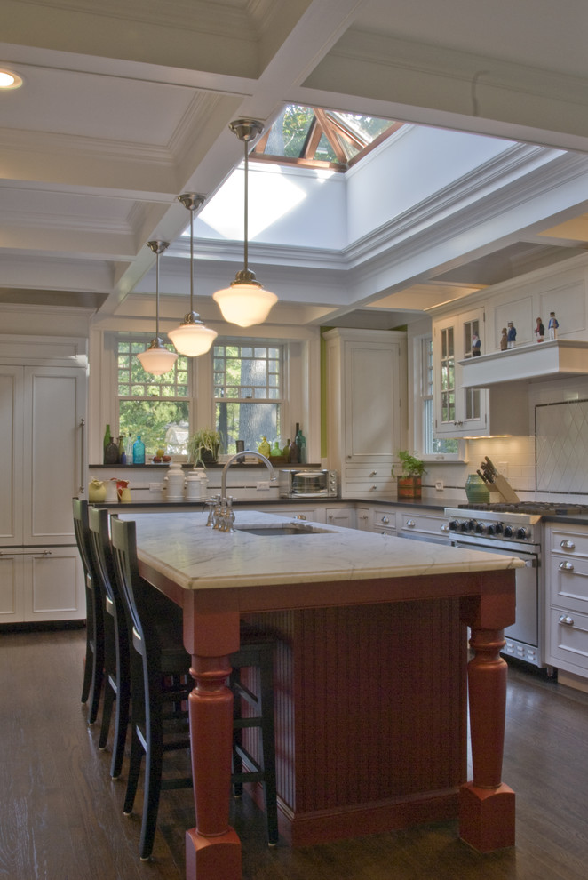 Geschlossene Klassische Küche in L-Form mit Marmor-Arbeitsplatte, Unterbauwaschbecken, roten Schränken, Küchengeräten aus Edelstahl, braunem Holzboden und Kücheninsel in Newark