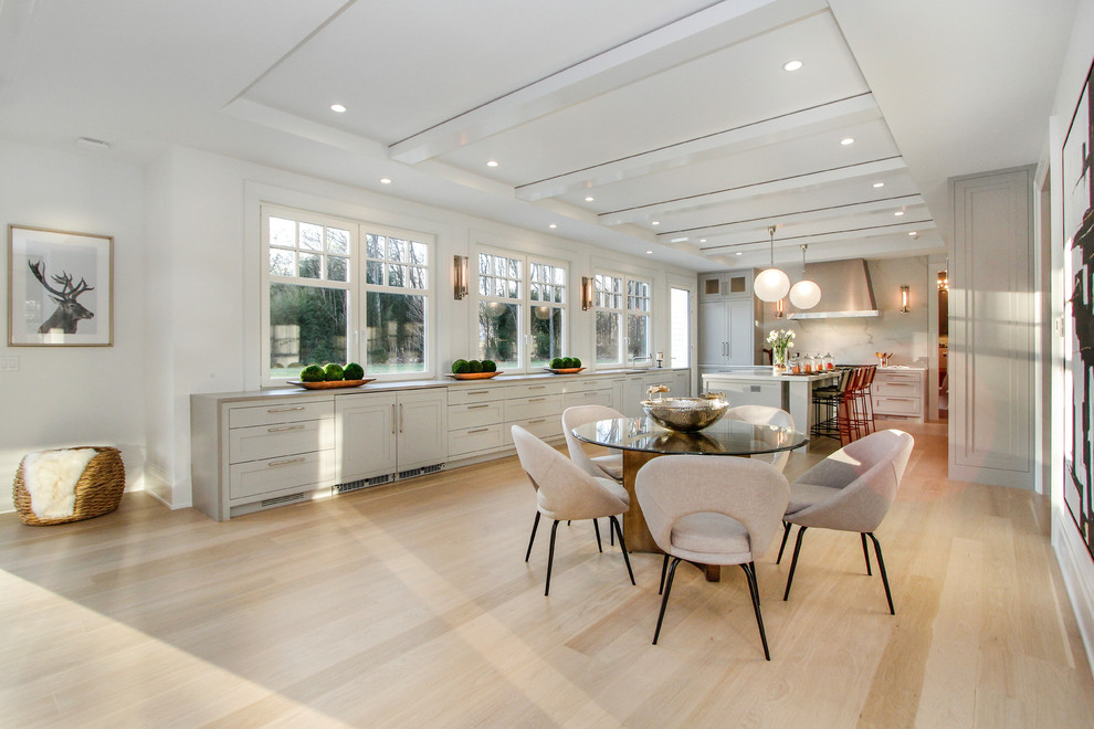 Exempel på ett stort modernt grå grått kök, med ljust trägolv, en köksö, en undermonterad diskho, skåp i shakerstil, grå skåp, vitt stänkskydd, stänkskydd i sten, rostfria vitvaror och beiget golv