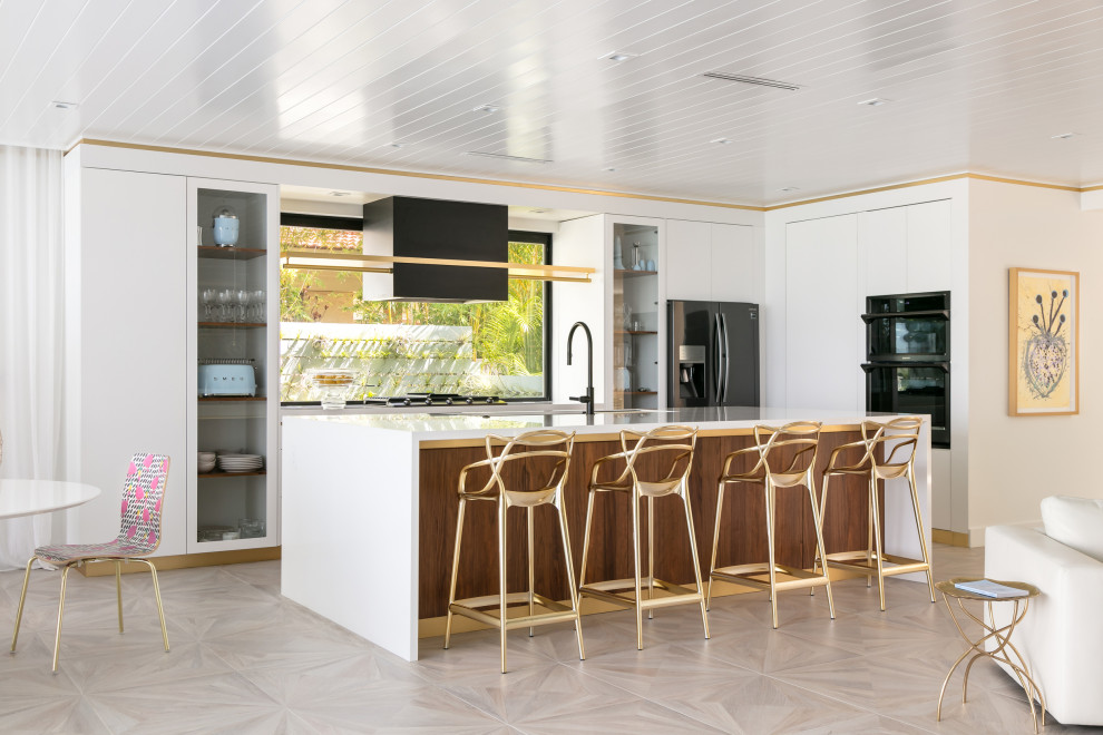 タンパにある高級な中くらいなコンテンポラリースタイルのおしゃれなキッチン (フラットパネル扉のキャビネット、白いキャビネット、黒い調理設備、ベージュの床、白いキッチンカウンター、塗装板張りの天井) の写真