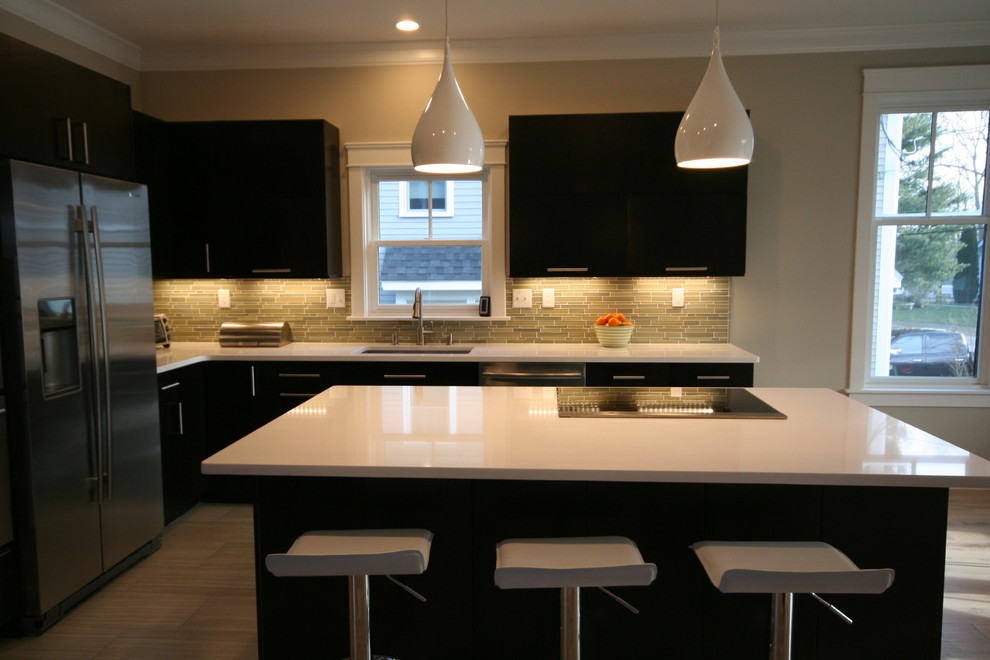 Modern inredning av ett mellanstort kök, med släta luckor, skåp i mörkt trä, bänkskiva i kvarts, flerfärgad stänkskydd, stänkskydd i glaskakel, vita vitvaror, klinkergolv i keramik, en köksö och en undermonterad diskho