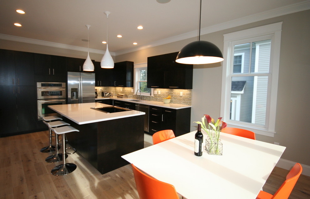 Exempel på ett mellanstort modernt kök, med en enkel diskho, släta luckor, skåp i mörkt trä, bänkskiva i kvarts, flerfärgad stänkskydd, stänkskydd i glaskakel, rostfria vitvaror, klinkergolv i keramik och en köksö