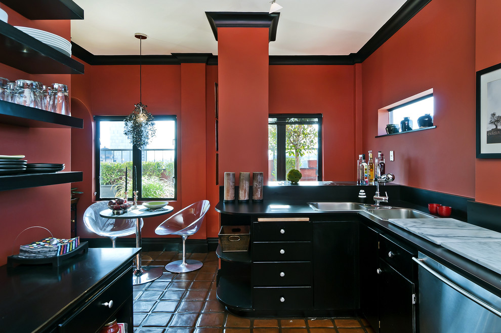 На фото: кухня в стиле фьюжн с накладной мойкой и черными фасадами