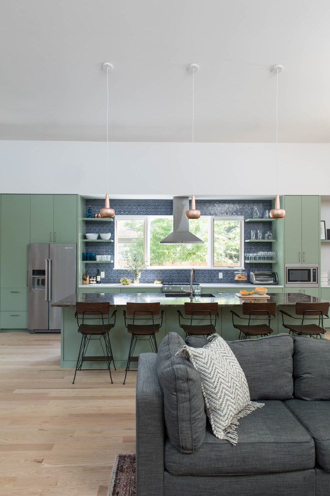 Idées déco pour une cuisine moderne avec des portes de placards vertess, une crédence bleue et une crédence en céramique.