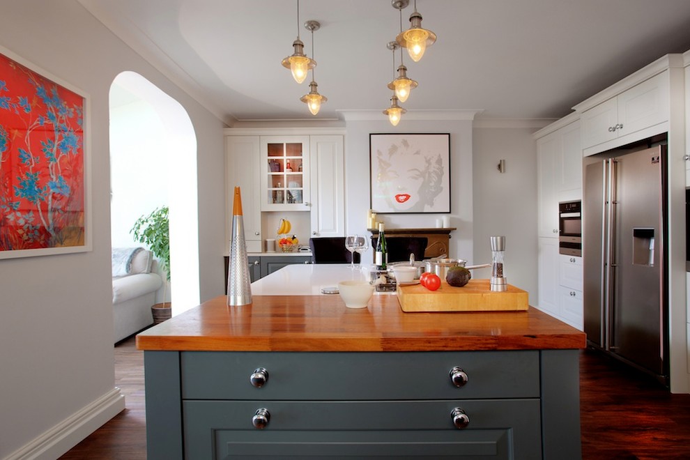ハンプシャーにある高級な広いトランジショナルスタイルのおしゃれなキッチンの写真