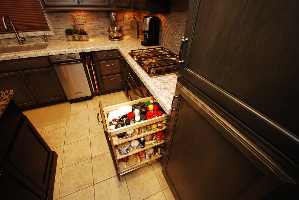Bild på ett mellanstort vintage kök, med en undermonterad diskho, släta luckor, grå skåp, bänkskiva i kvarts, grått stänkskydd, rostfria vitvaror, klinkergolv i porslin och en köksö