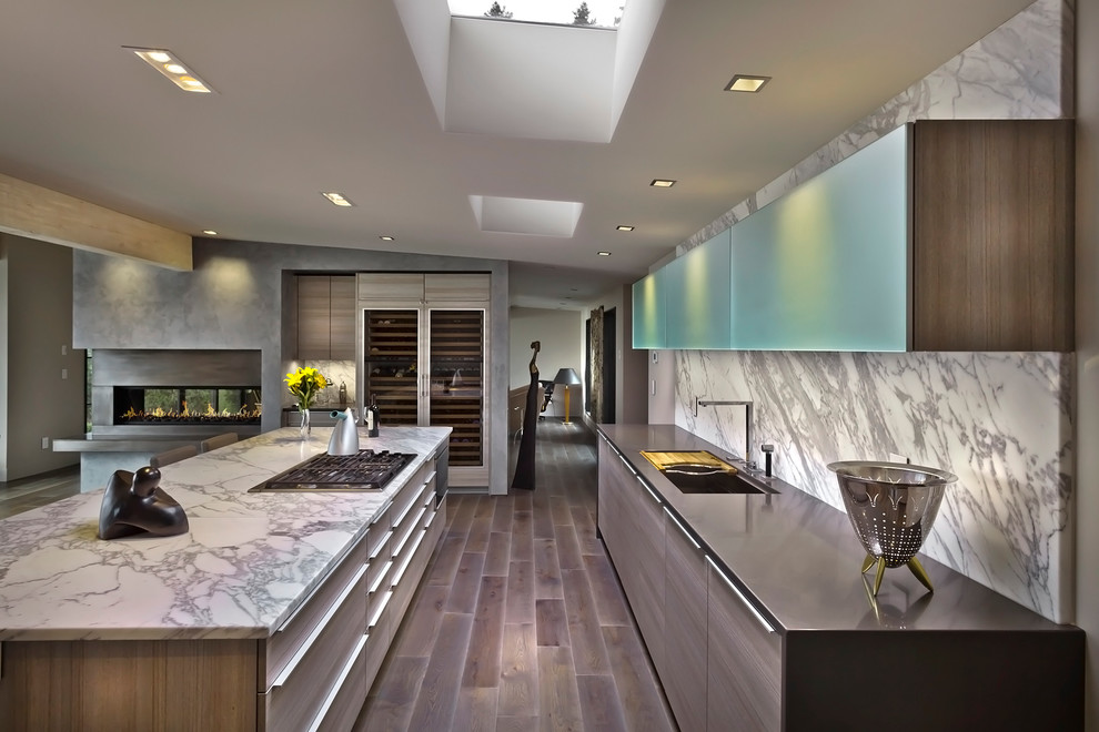 Esempio di un cucina con isola centrale minimal con lavello sottopiano, ante lisce, paraspruzzi multicolore e parquet scuro