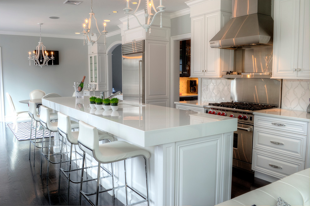 Klassische Küche mit weißen Schränken und Küchengeräten aus Edelstahl in Newark