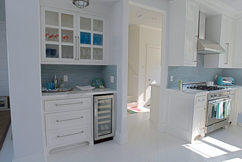 Idéer för att renovera ett maritimt kök med öppen planlösning, med vita skåp, marmorbänkskiva, blått stänkskydd, rostfria vitvaror och en köksö
