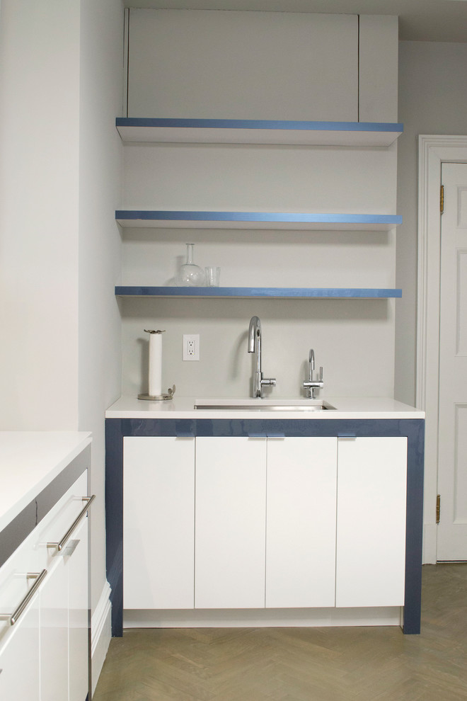 Foto di una cucina minimal di medie dimensioni con ante lisce, ante bianche, paraspruzzi blu, paraspruzzi in gres porcellanato e elettrodomestici in acciaio inossidabile