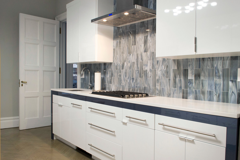 Immagine di una cucina contemporanea di medie dimensioni con ante lisce, ante bianche, paraspruzzi blu, paraspruzzi in gres porcellanato e elettrodomestici in acciaio inossidabile