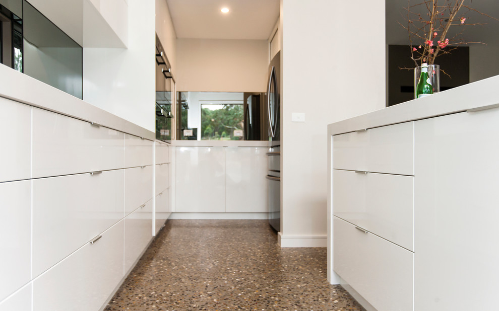 Свежая идея для дизайна: кухня в современном стиле с бетонным полом - отличное фото интерьера