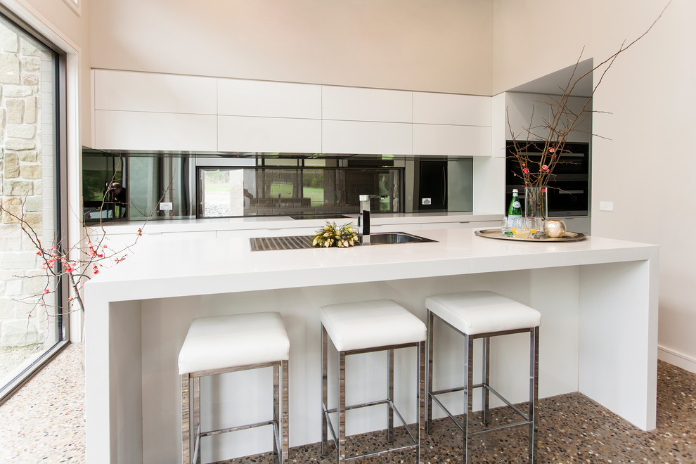 На фото: кухня в современном стиле с бетонным полом