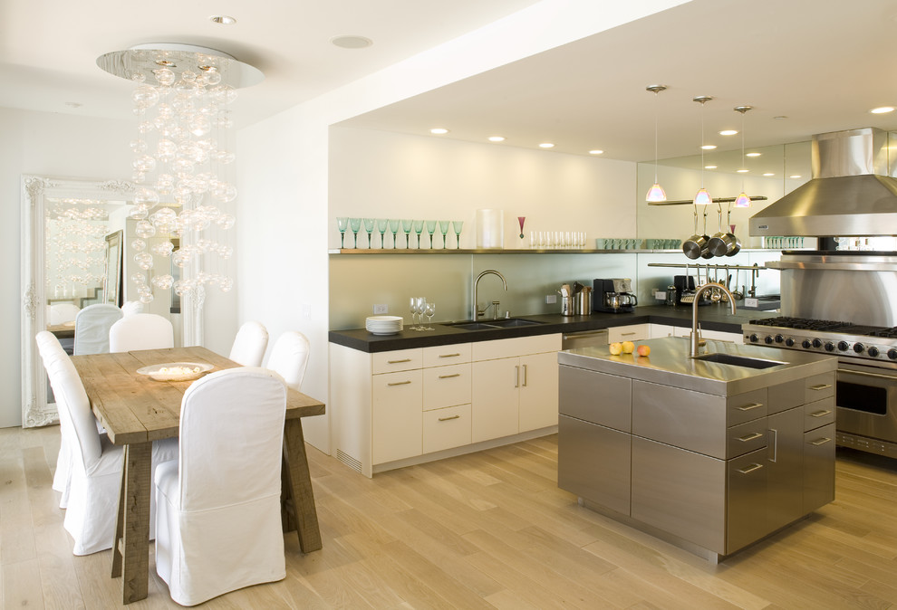 Moderne Wohnküche mit Doppelwaschbecken, Edelstahl-Arbeitsplatte, Glasrückwand, Küchengeräten aus Edelstahl und flächenbündigen Schrankfronten in San Francisco
