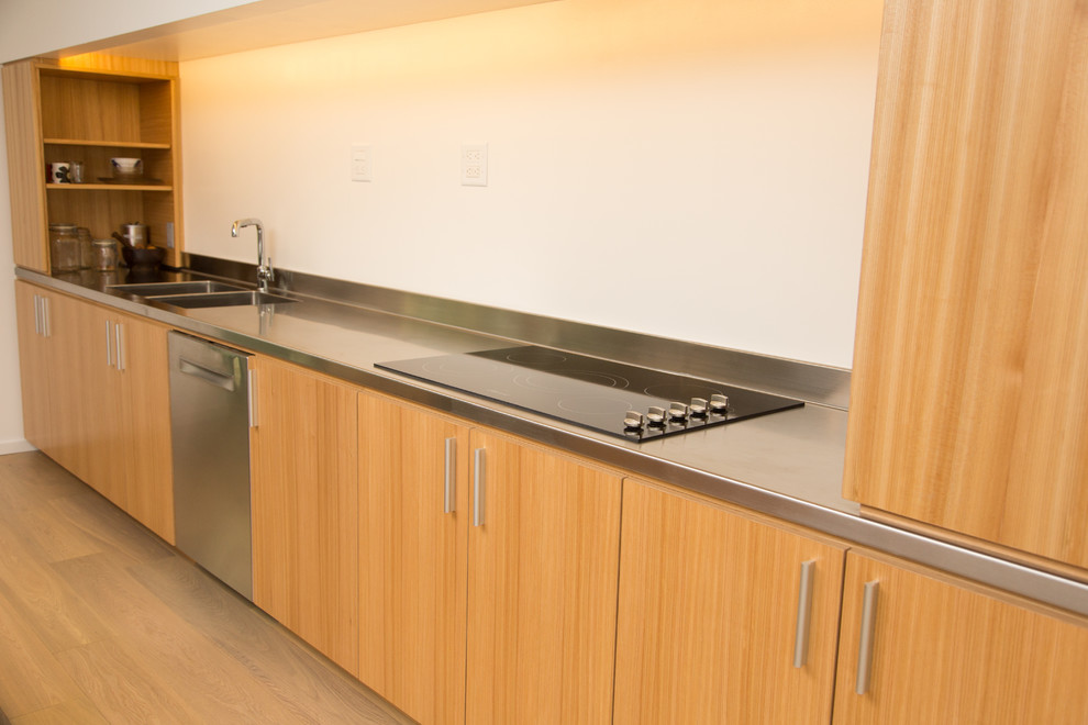 Esempio di una cucina design di medie dimensioni con lavello integrato, ante lisce, ante in legno scuro, top in acciaio inossidabile, elettrodomestici in acciaio inossidabile e pavimento beige