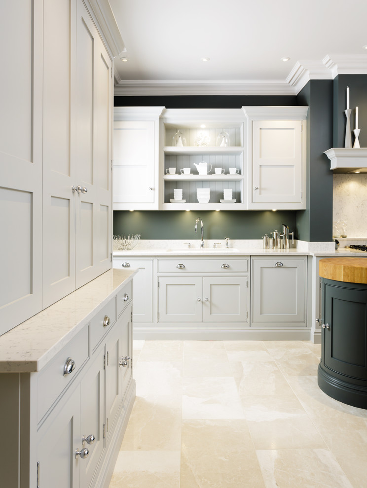 Immagine di una grande cucina design con lavello integrato, ante grigie, elettrodomestici in acciaio inossidabile, pavimento in pietra calcarea e pavimento beige