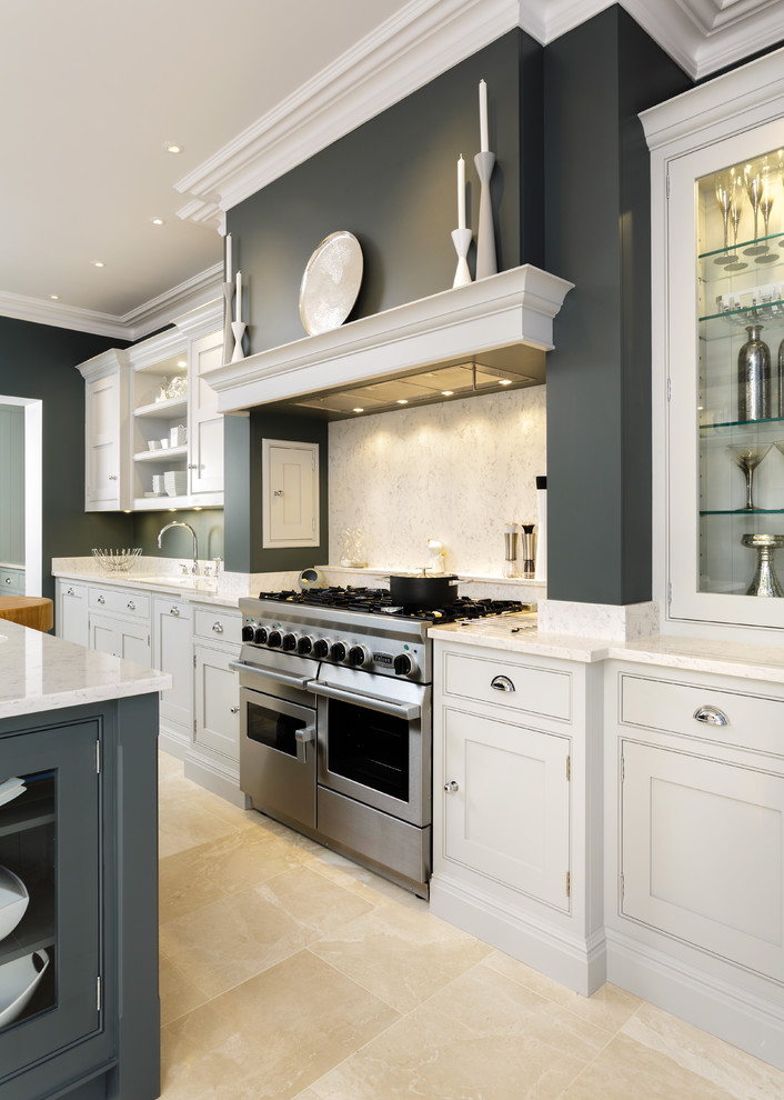 Imagen de cocina contemporánea grande con fregadero integrado, puertas de armario grises, electrodomésticos de acero inoxidable, suelo de piedra caliza y suelo beige