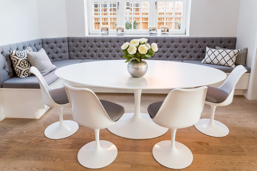Источник вдохновения для домашнего уюта: столовая в скандинавском стиле с светлым паркетным полом