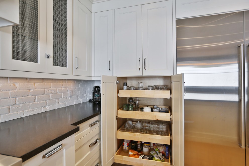Idéer för att renovera ett avskilt, stort funkis kök, med en nedsänkt diskho, luckor med infälld panel, vita skåp, vitt stänkskydd, stänkskydd i stenkakel, rostfria vitvaror, ljust trägolv och en köksö