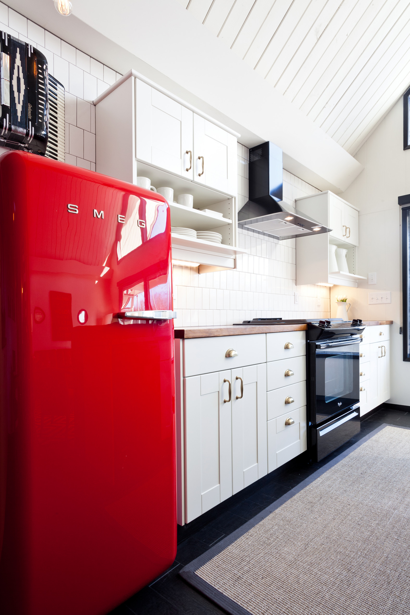 75 Red Kitchen with Black Appliances Ideas You'll Love - January, 2024