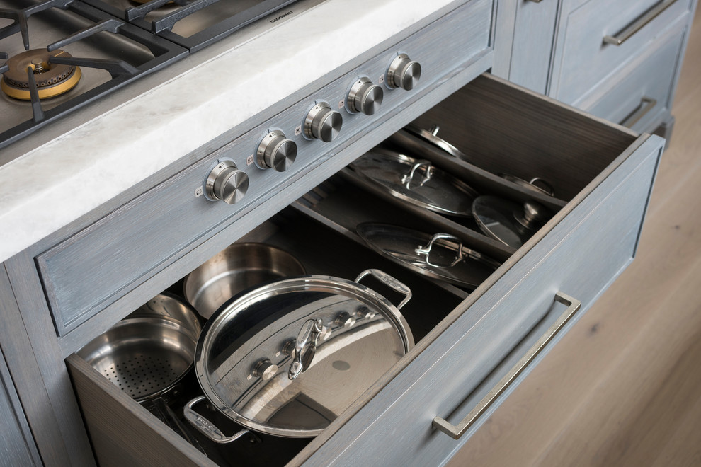 Kitchen - transitional kitchen idea in New York