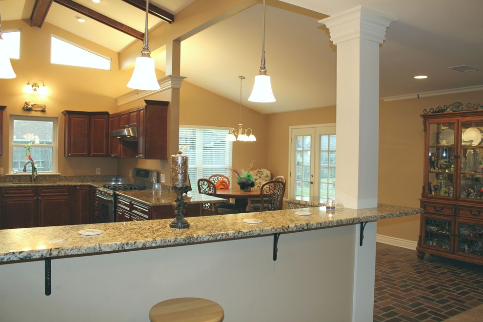 Slidell 1 - Traditional - Kitchen - New Orleans - by Antoine Architects