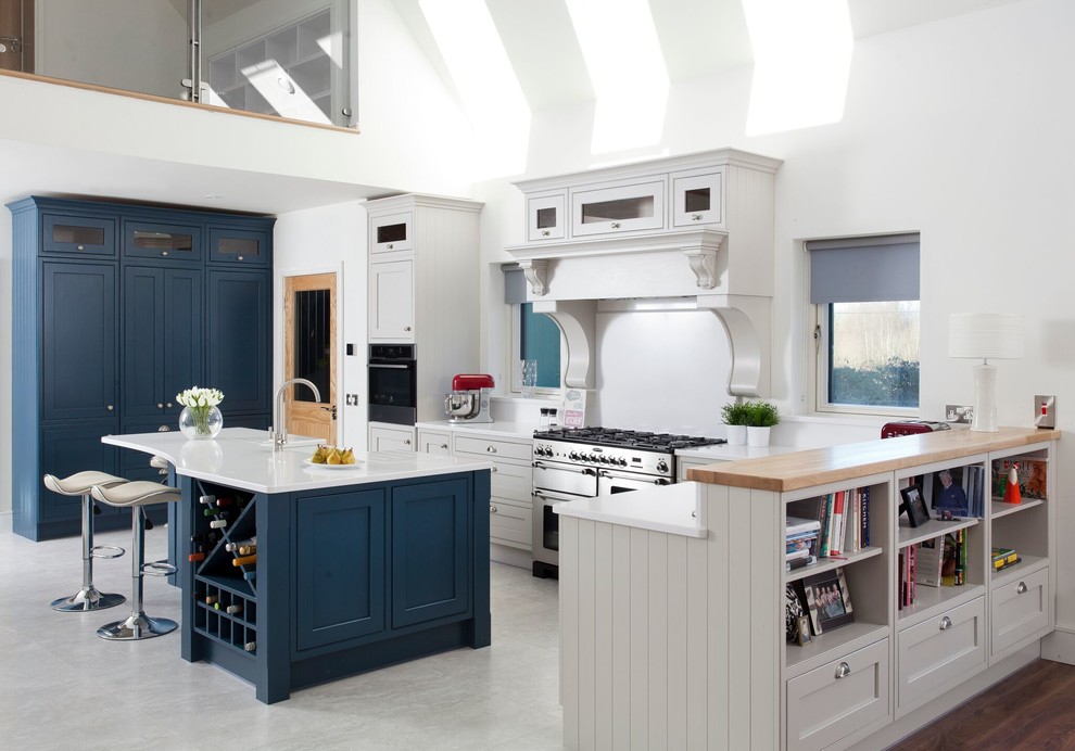 Идея дизайна: угловая кухня-гостиная среднего размера в стиле неоклассика (современная классика) с серым полом