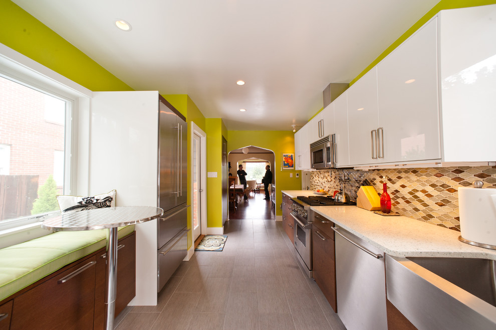 Zweizeilige, Geschlossene Moderne Küche mit Küchengeräten aus Edelstahl in Seattle
