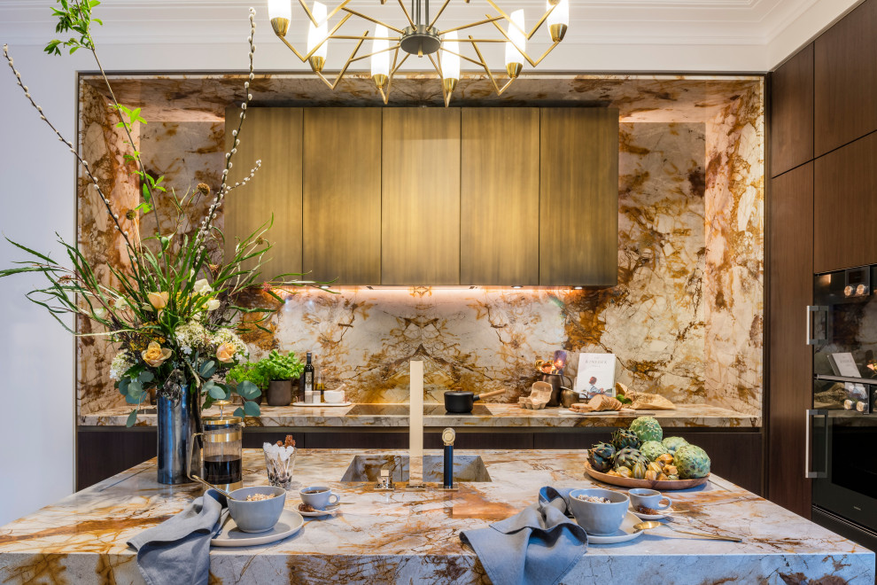ロンドンにある中くらいなコンテンポラリースタイルのおしゃれなキッチン (一体型シンク、フラットパネル扉のキャビネット、中間色木目調キャビネット、茶色いキッチンパネル、パネルと同色の調理設備、茶色いキッチンカウンター、石スラブのキッチンパネル) の写真