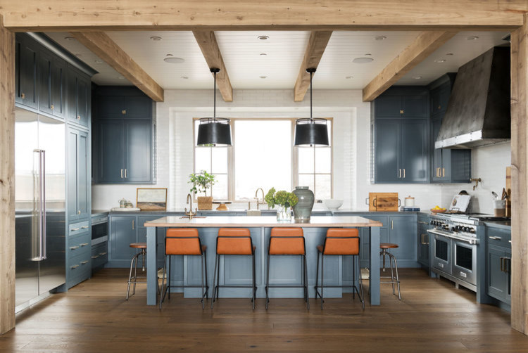 ソルトレイクシティにある広いトランジショナルスタイルのおしゃれなキッチン (青いキャビネット、白いキッチンパネル、サブウェイタイルのキッチンパネル、シルバーの調理設備) の写真