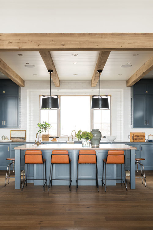 Пример оригинального дизайна: большая п-образная кухня в стиле неоклассика (современная классика) с обеденным столом, синими фасадами, белым фартуком, фартуком из плитки кабанчик, техникой из нержавеющей стали и островом