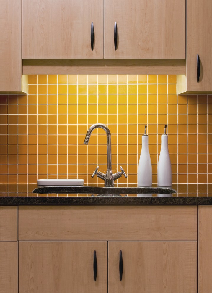 Immagine di una cucina eclettica con paraspruzzi giallo