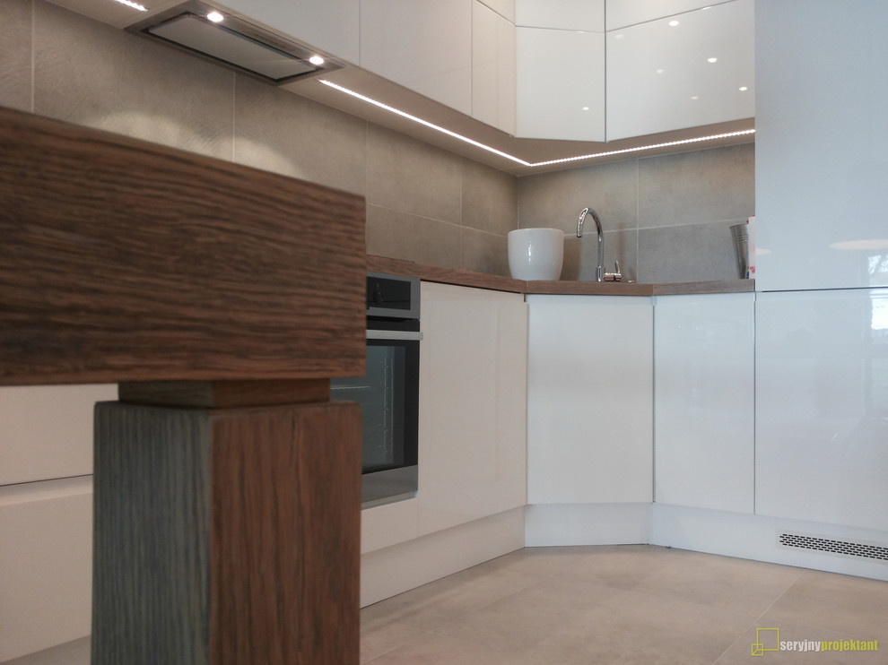 Foto di una piccola cucina abitabile minimalista con lavello a doppia vasca, ante lisce, ante bianche, paraspruzzi grigio, paraspruzzi con piastrelle di cemento e pavimento in cemento
