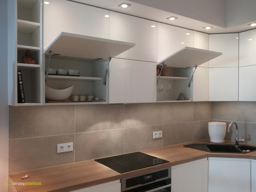 Idéer för ett litet modernt kök och matrum, med en dubbel diskho, släta luckor, vita skåp, grått stänkskydd, stänkskydd i cementkakel och betonggolv
