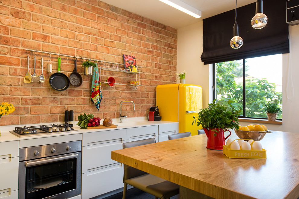 На фото: маленькая угловая кухня в современном стиле с островом для на участке и в саду с