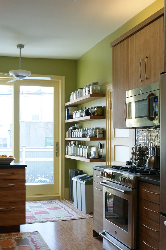 Klassische Küche mit Küchengeräten aus Edelstahl, offenen Schränken und hellbraunen Holzschränken in New York