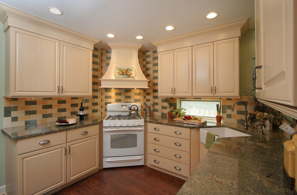 Diseño de cocina clásica con salpicadero de azulejos tipo metro, fregadero sobremueble y electrodomésticos blancos