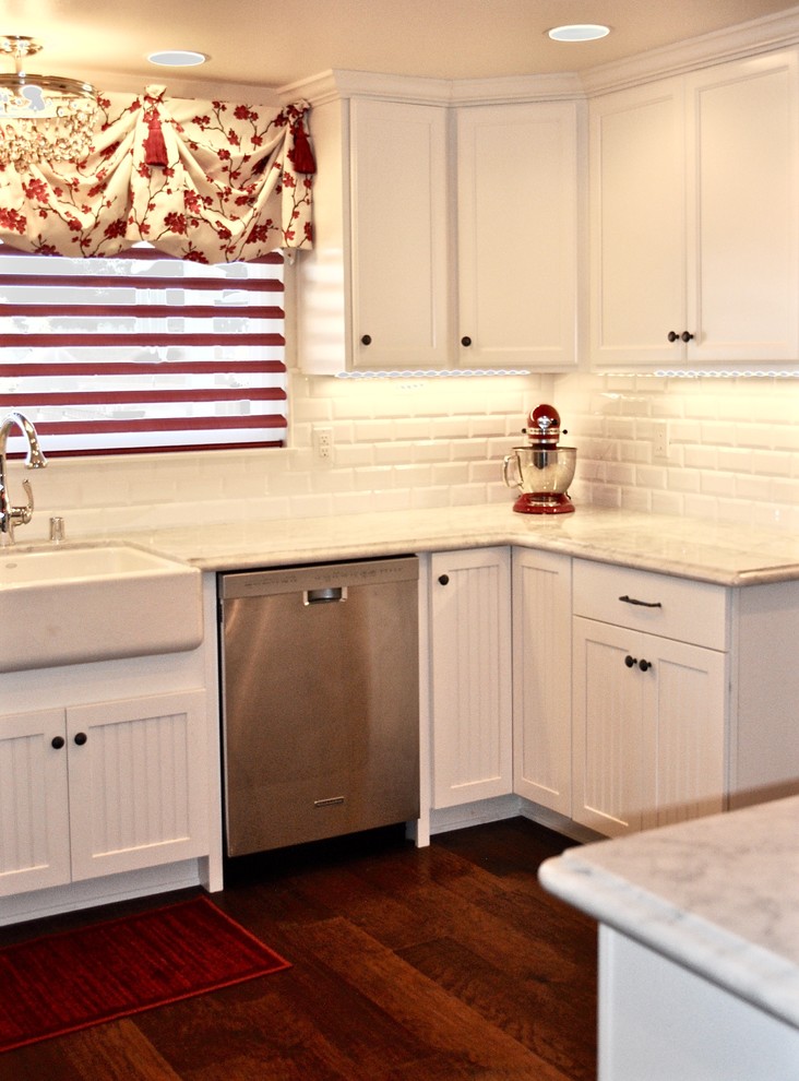Inspiration för ett shabby chic-inspirerat kök, med en rustik diskho, luckor med profilerade fronter, vita skåp, marmorbänkskiva, rött stänkskydd, stänkskydd i glaskakel, rostfria vitvaror, mellanmörkt trägolv och en halv köksö