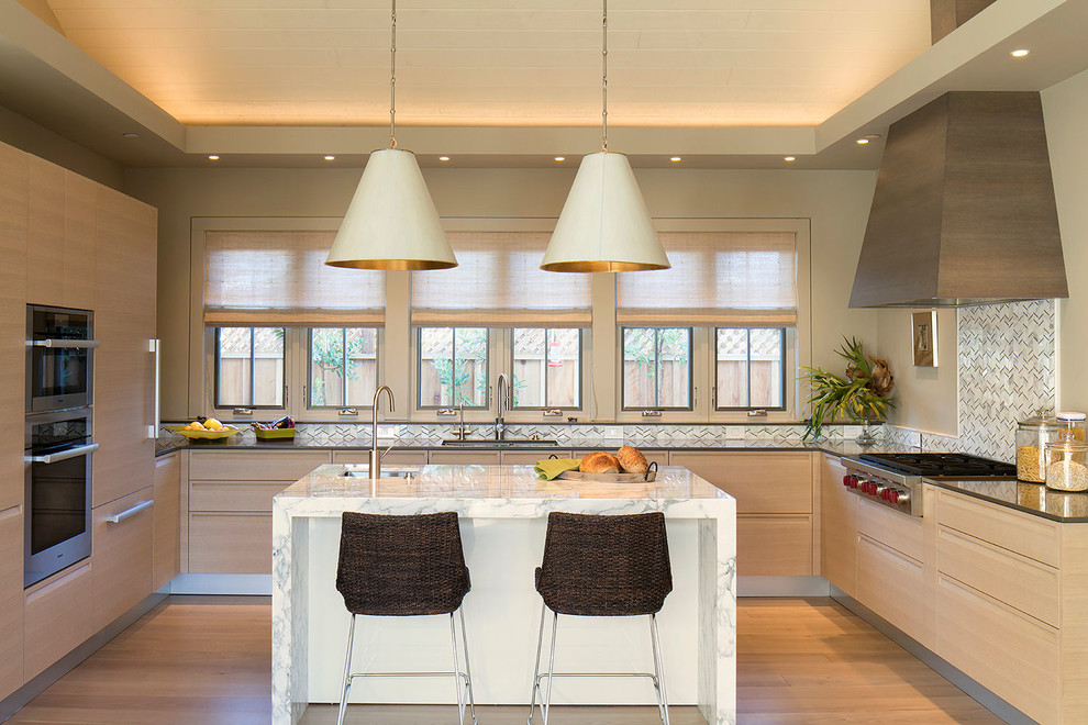 Moderne Küche in U-Form mit Unterbauwaschbecken, hellen Holzschränken, bunter Rückwand, Küchengeräten aus Edelstahl, hellem Holzboden und Kücheninsel in San Francisco