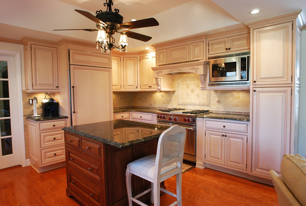Small Kitchen - Kitchen - New York - by Artisan Custom Interiors | Houzz