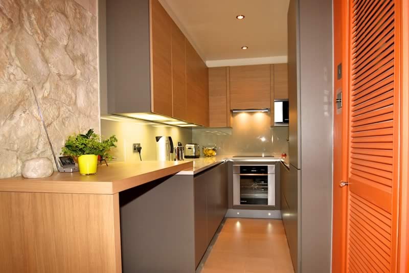 Minimalist kitchen photo in London
