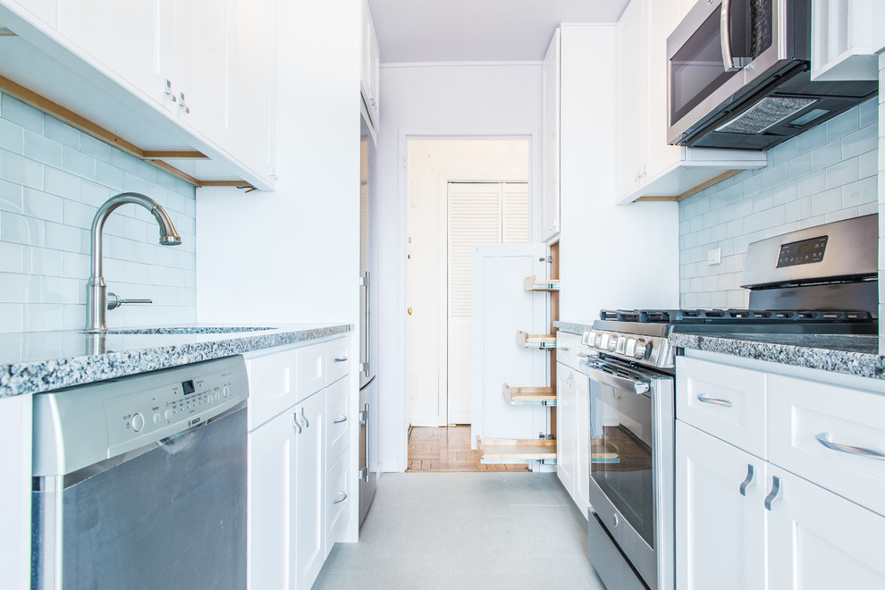 Aménagement d'une petite cuisine classique avec un évier encastré, un placard à porte shaker, des portes de placard blanches, un plan de travail en quartz modifié et un électroménager en acier inoxydable.
