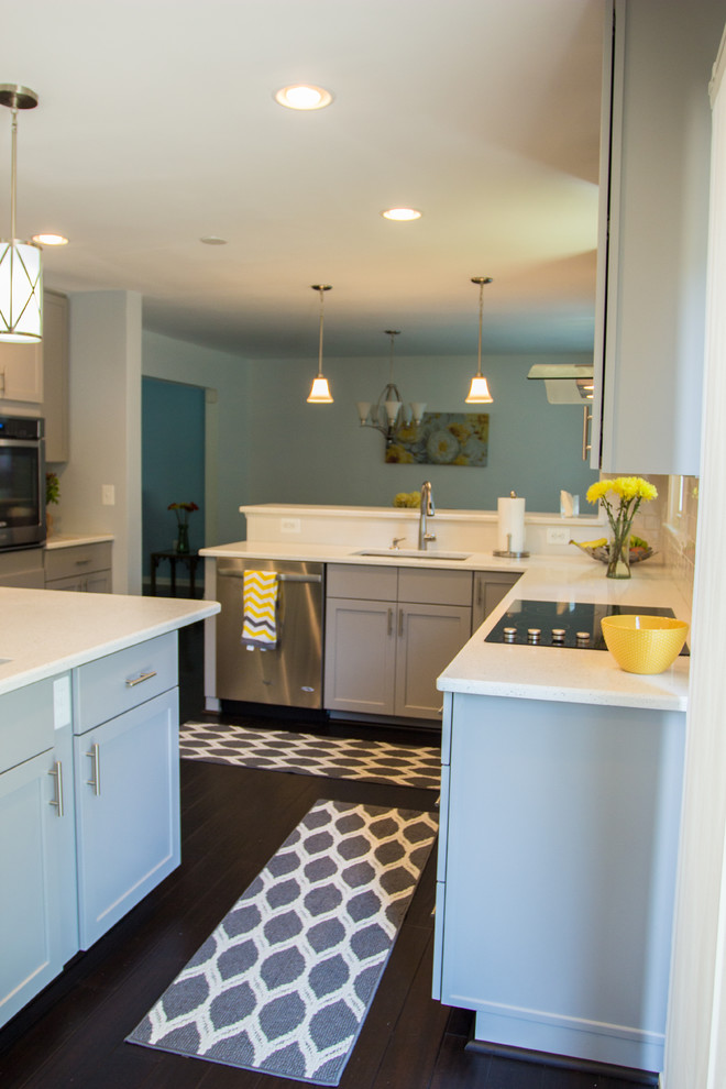 Exempel på ett litet modernt kök, med en undermonterad diskho, skåp i shakerstil, grå skåp, granitbänkskiva, vitt stänkskydd, stänkskydd i keramik, rostfria vitvaror, mörkt trägolv och en köksö