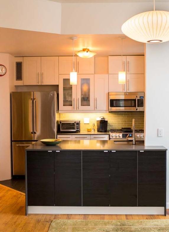 Aménagement d'une cuisine moderne de taille moyenne avec un placard à porte shaker, des portes de placard blanches, un plan de travail en granite, une crédence verte, un électroménager en acier inoxydable, un sol en ardoise et une péninsule.
