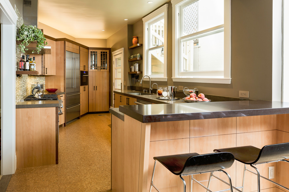 Immagine di una cucina minimal con lavello sottopiano, ante lisce, ante in legno chiaro e elettrodomestici in acciaio inossidabile