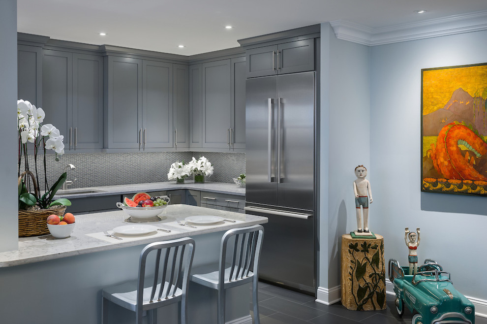 Foto på ett litet funkis kök, med en halv köksö, en enkel diskho, luckor med infälld panel, grå skåp, bänkskiva i kvarts, flerfärgad stänkskydd, stänkskydd i mosaik, rostfria vitvaror och klinkergolv i porslin
