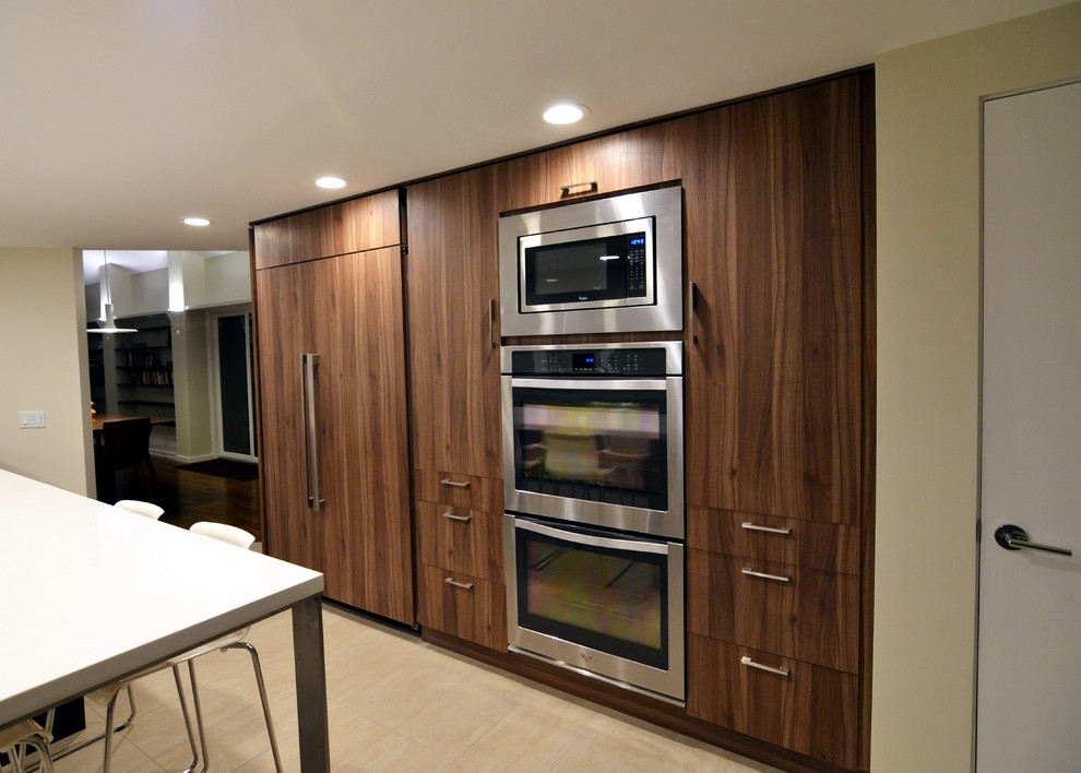 Exempel på ett avskilt, litet modernt l-kök, med en undermonterad diskho, släta luckor, vita skåp, bänkskiva i kvarts, grått stänkskydd, stänkskydd i porslinskakel, rostfria vitvaror, klinkergolv i porslin och en köksö
