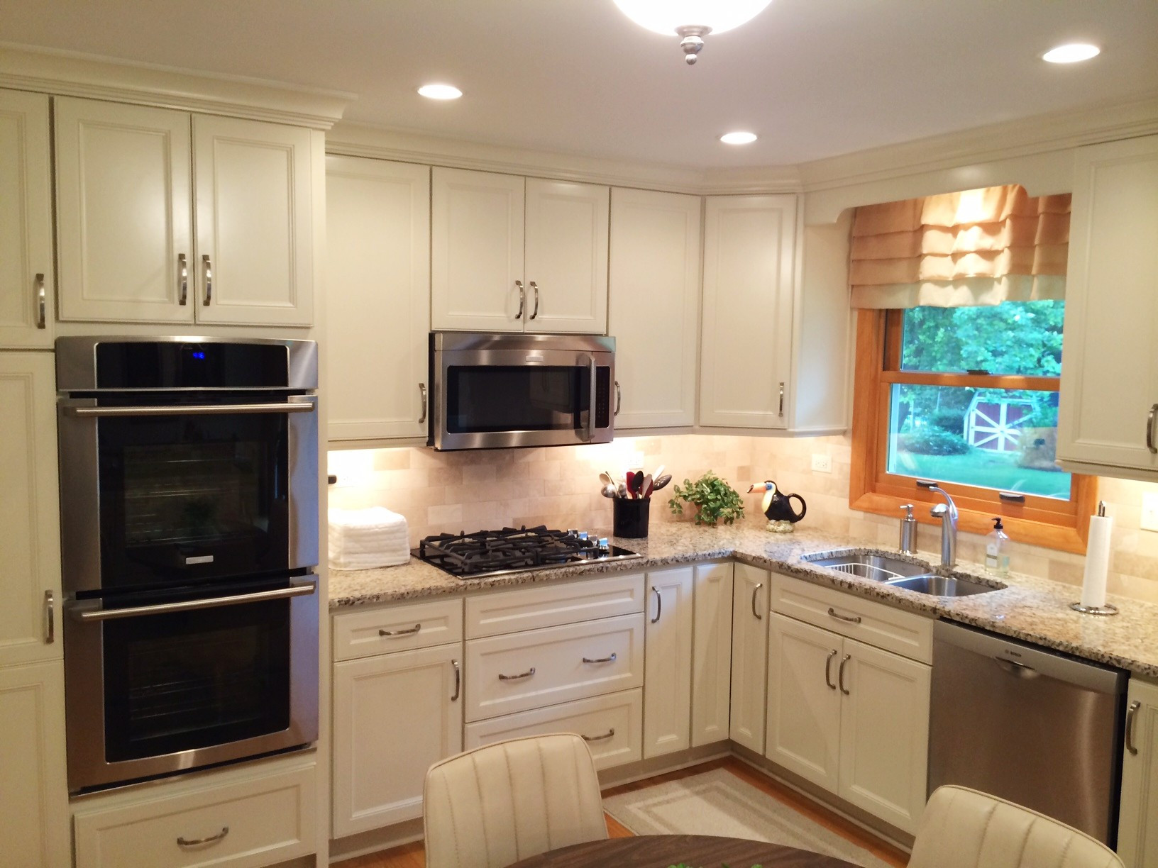 https://st.hzcdn.com/simgs/pictures/kitchens/small-white-l-shaped-kitchen-in-naperville-by-adam-hartig-akbd-adam-hartig-img~b721bf6304135ccb_14-5490-1-75ac78d.jpg